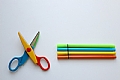 מספריים ועטים צבעוניים. צילום:  Monfocus from Pixa