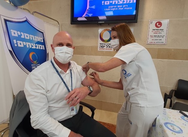 Director of Hillel Yaffe Medical Center Dr. Mickey Dudkiewicz, getting his coronavirus vaccination