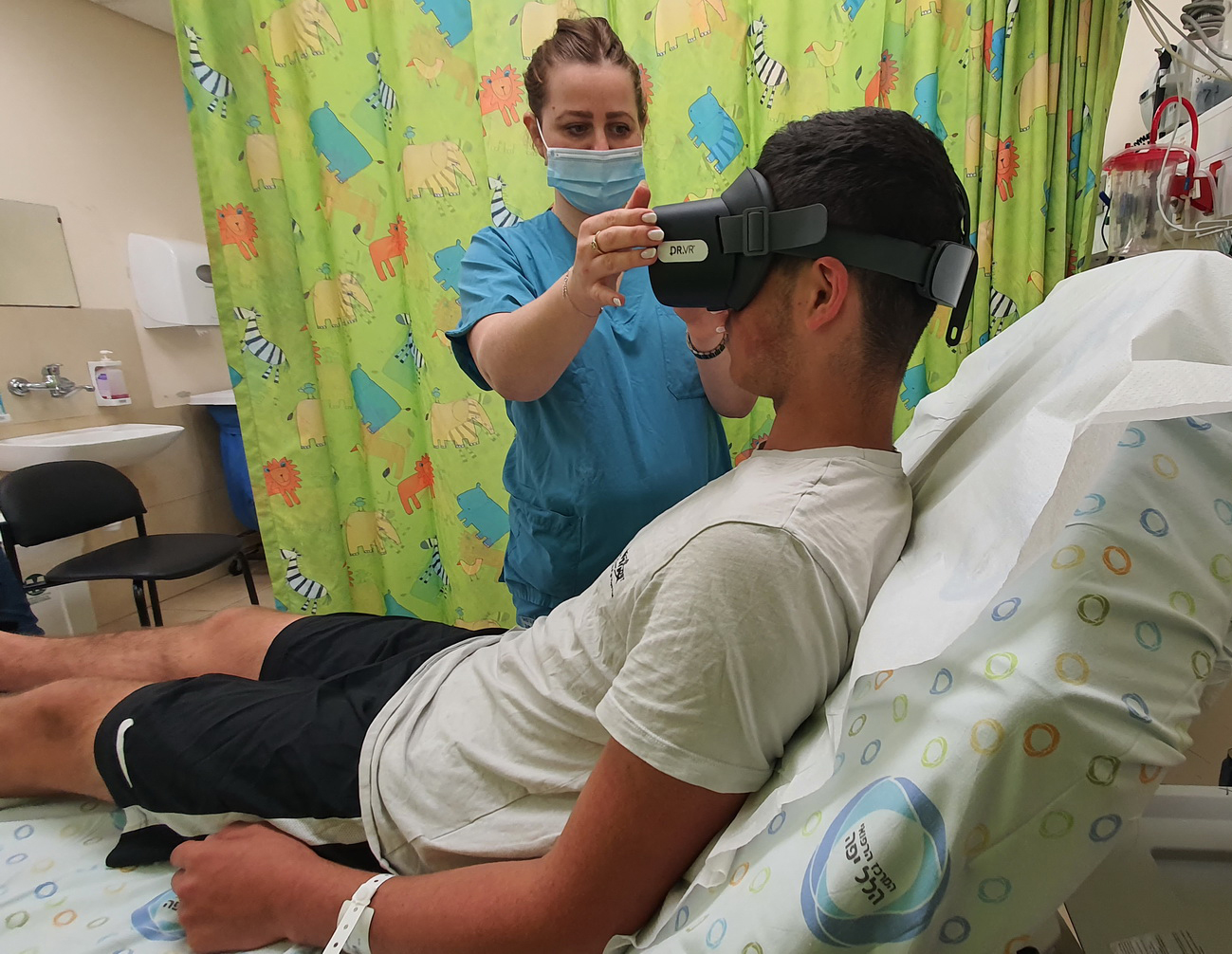 Using VR headsets in the Hillel Yaffe Medical Center Pediatric Emergency Medicine Unit