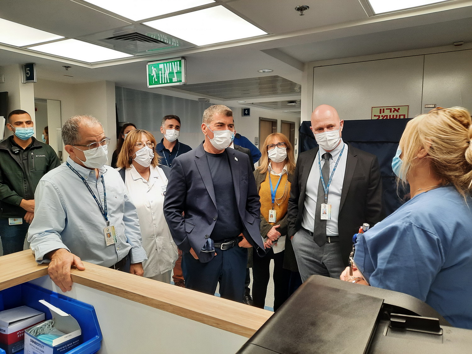 Minister of Foreign Affairs Gabi Ashkenazi looks at the activity in Hillel Yaffe’s General Intensive Care Unit