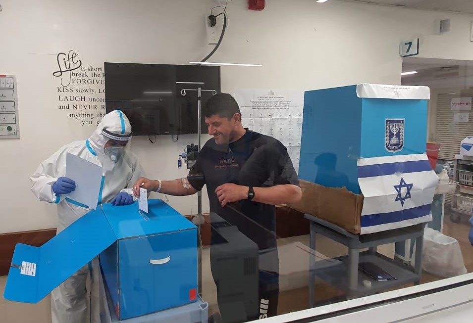 Jalal Masarwa votes in the protected voting booth in the Infectious Diseases A Department