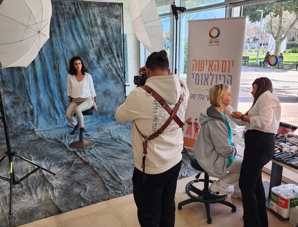 Photographer Tal Zigdon and makeup artist Mali Cohen taking care of the portrait photos for the women of Hillel Yaffe